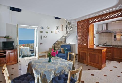 jadalnia ze stołem i widokiem na ocean w obiekcie Casetta Arienzo w mieście Positano