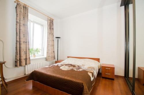 1 dormitorio con cama y ventana en Apartment on Belorusskaya, en Moscú