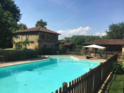 una piscina di fronte a una casa di Les Tournesols a Sariac-Magnoac