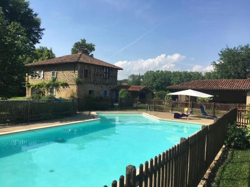 una piscina frente a una casa en Les Tournesols en Sariac-Magnoac