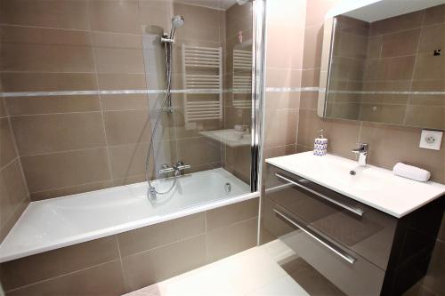 une salle de bain avec une douche, une baignoire et un lavabo dans l'établissement VENDÔME APARTMENT, à Cannes