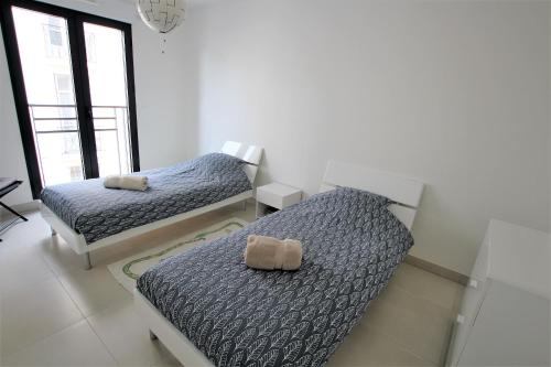 une chambre avec deux lits et deux fenêtres dans l'établissement VENDÔME APARTMENT, à Cannes