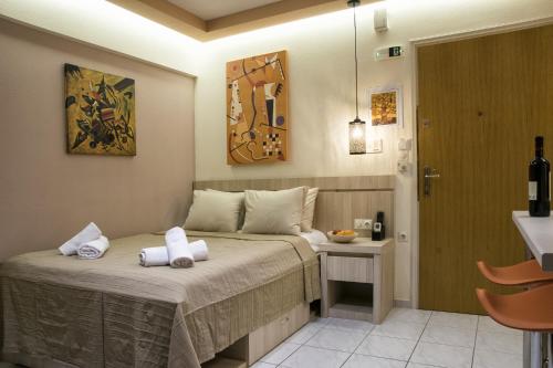 Postel nebo postele na pokoji v ubytování Orange Central Studio Heraklion
