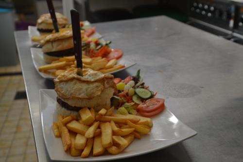 Makanan di atau berdekatan inn ini