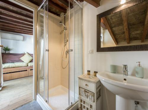 Uffizi Gallery Rooftop Apartment by Mamo Florence