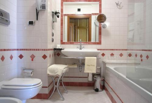 A bathroom at Palazzo Rosenthal Vesuview Hotel & Resort