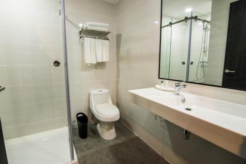 Kúpeľňa v ubytovaní Innfiniti Hotel & Suites