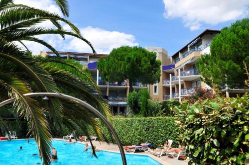 - une piscine avec des personnes séjournant dans un complexe dans l'établissement Résidence Goélia Arcadius, à Balaruc-les-Bains