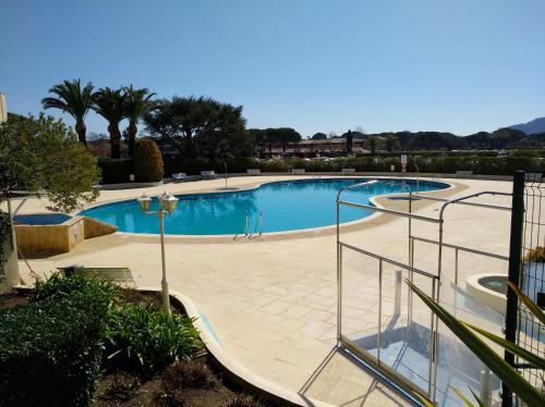 Una gran piscina con escaleras que conducen a ella. en STUDIO Cannes Marina, en Mandelieu-la-Napoule