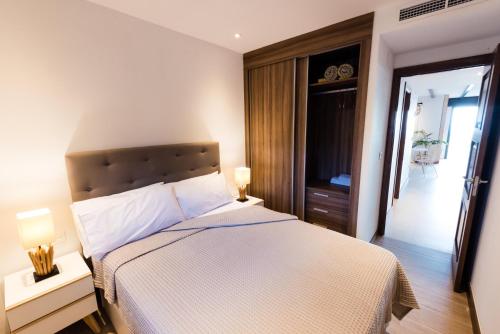 a bedroom with a large bed and a window at Complejo Bellavista Residencial in Pego