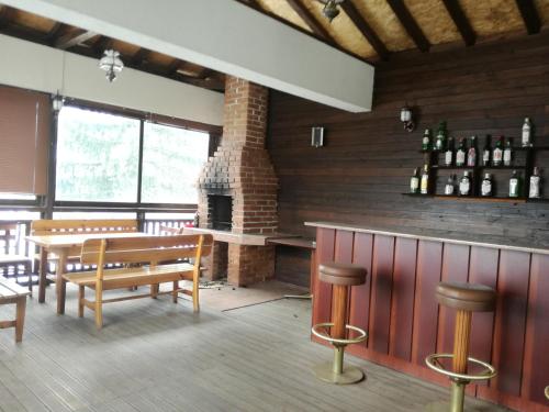 eine Bar mit einem Tisch, Stühlen und einem Kamin in der Unterkunft Private studio in a hotel complex, central in Bansko in Bansko