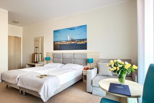 una camera d'albergo con letto e divano di Laguna a Świnoujście