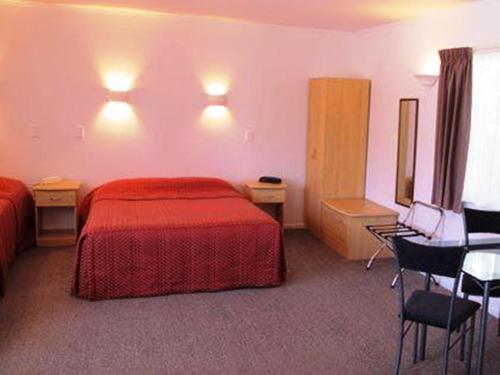 Llit o llits en una habitació de Riverview Motel