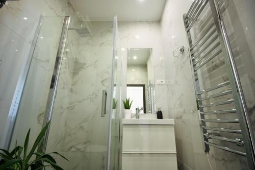 y baño con ducha, lavabo y espejo. en Split centre VIVERE apartment, en Split