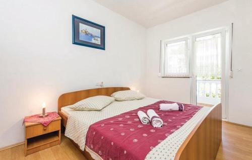 Llit o llits en una habitació de lovely apartments near the town of Rab with Children's pool, playground, garden, parking lot, grill, terraces,