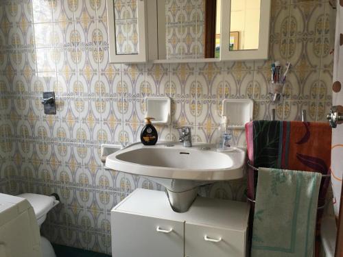 y baño con lavabo y aseo. en Appartamento in Riviera Ligure, en Borghetto Santo Spirito