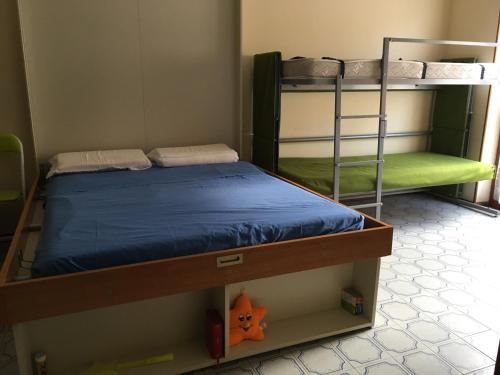 ボルゲット・サント・スピーリトにあるAppartamento in Riviera Ligureのベッドルーム1室(青いマットレス付きの二段ベッド2組付)