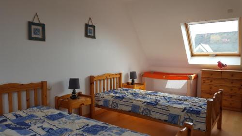 une chambre avec deux lits et une fenêtre dans l'établissement Résidence Les Hauts du Brouennou, à Landéda