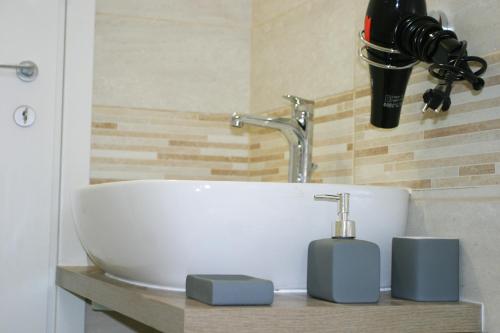 La salle de bains est pourvue d'un lavabo, d'un robinet et d'une caméra. dans l'établissement Casa Brin, à La Spezia