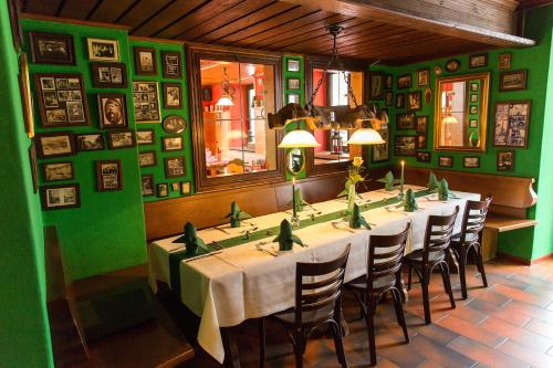 a green dining room with a table and chairs at Braugasthof Trompete in Eichstätt