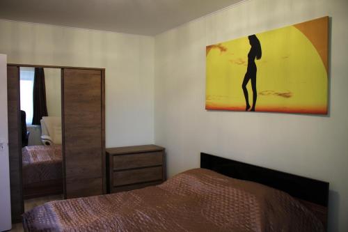 Ένα ή περισσότερα κρεβάτια σε δωμάτιο στο Dzsigoló Apartment