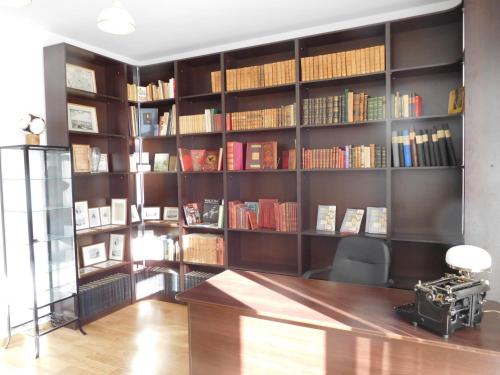 ヴィエリチカにあるApartament DERUBEISの図書室