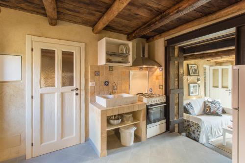 uma cozinha com um lavatório e um fogão em Villa Amamòse em Bracelli