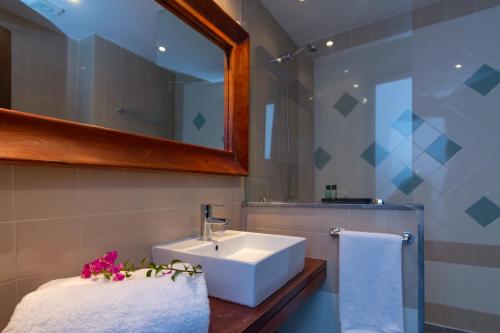 a bathroom with a white sink and a mirror at Bitacora in Las Negras