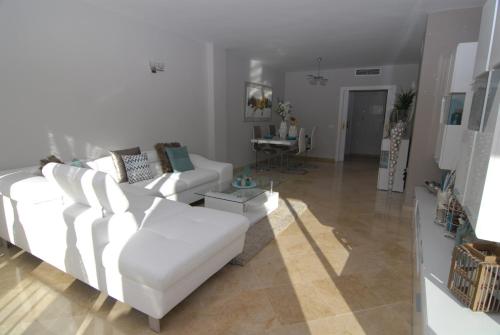 a living room with a white couch and a table at Appartement Hillside Suite in Mijas