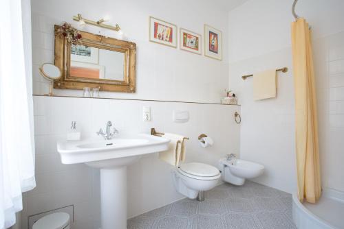 La salle de bains est pourvue d'un lavabo, de toilettes et d'un miroir. dans l'établissement Das Literaturhotel Berlin, à Berlin