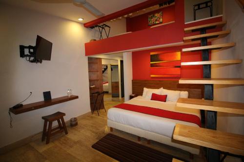 - une chambre avec un lit king-size et une mezzanine dans l'établissement Araucaria Hotel Boutique, à Valle de Bravo