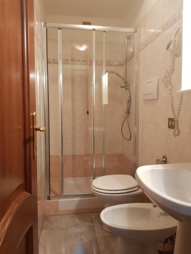 een badkamer met een douche, een toilet en een wastafel bij B&B Rudy in Rome