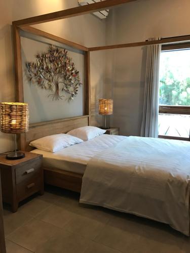 1 dormitorio con 1 cama con una pintura en la pared en Seabirds Bed and Breakfast en Jepara