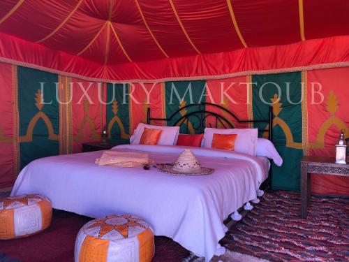 Postel nebo postele na pokoji v ubytování Luxury Maktoub