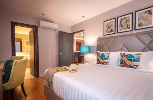 Un pat sau paturi într-o cameră la Dalian Peak Hotel