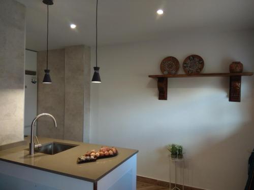 kuchnia ze zlewem i blatem w obiekcie Apartamento a 150 metros del Mar, parking y Wifi w mieście Salobreña