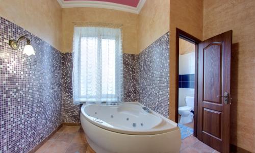Bilik mandi di *Pirosmani Hotel