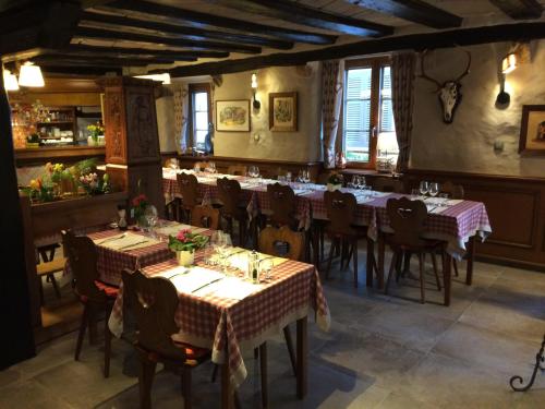 un restaurant avec des tables et des chaises dans une salle dans l'établissement Auberge des Trois Châteaux, à Eguisheim