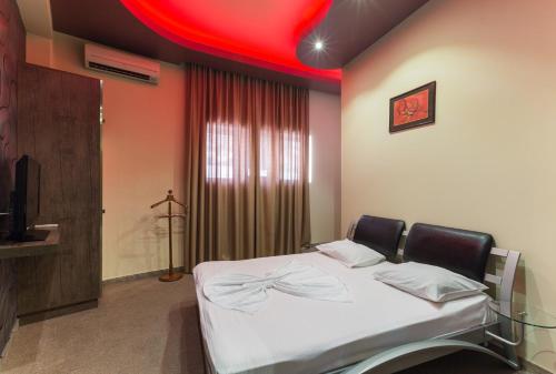  Green Palace Hotel -  Chambre  photo :   Minibar    Shower    Safety deposit box                           