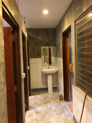 Bilik mandi di Dikachaya Hostel