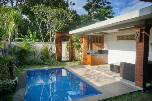 בריכת השחייה שנמצאת ב-Uma Mani Villa Bali או באזור