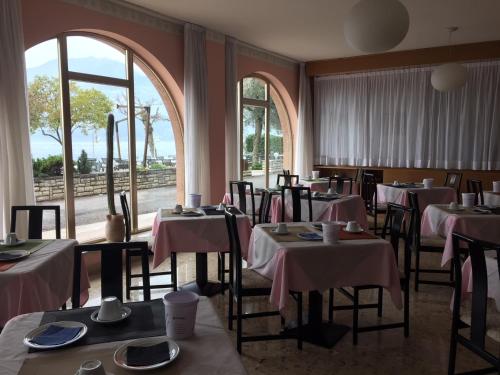 A restaurant or other place to eat at Piccolo Hotel Direkt am See