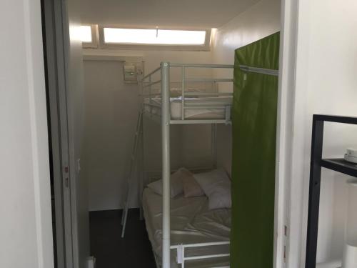 Cette petite chambre dispose de lits superposés et d'une échelle. dans l'établissement Asklan, à Bormes-les-Mimosas