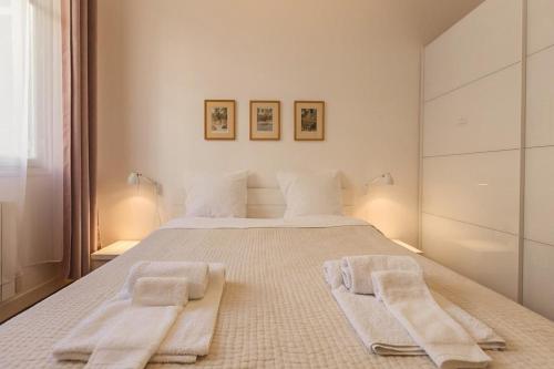 - une chambre avec un lit et 2 serviettes dans l'établissement City Center Nice, 2 bedrooms, 2 balconies, AC, à Nice
