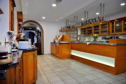 cocina grande con armarios de madera y encimera en Landhotel Böld Oberammergau, en Oberammergau