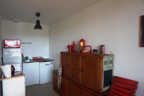 ビスカロッスにある16 RÉSIDENCE PLACE DUFAU -098のキッチン(木製キャビネット、コンロ付)