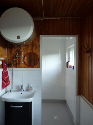 een badkamer met een wastafel en een douche bij Olo Tila in Kurikka