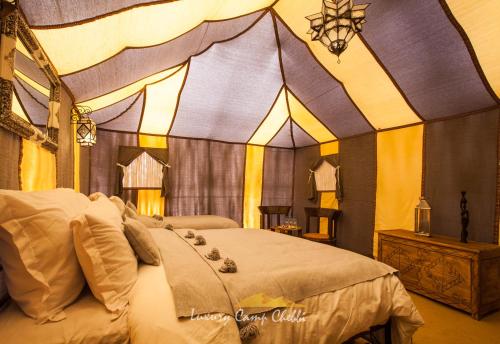 Llit o llits en una habitació de Luxury Camp Chebbi