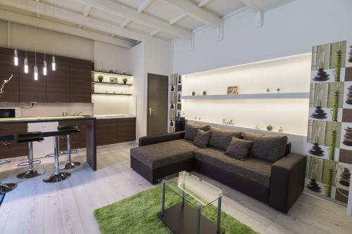 uma sala de estar com um sofá e uma cozinha em Aranyudvar Apartman em Eger