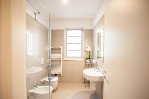 La salle de bains est pourvue d'un lavabo et de toilettes. dans l'établissement Murari Brà - Fiera Suite 01, à Vérone